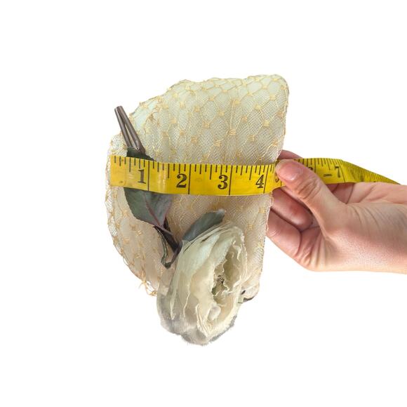 Union Made- Vtg- Pillbox hat- Cream with white floral accent- beige lace netting - Picture 5 of 7